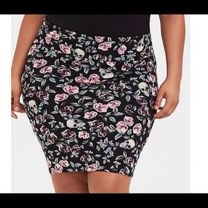 Torrid fold over skirt size 1 NWOT